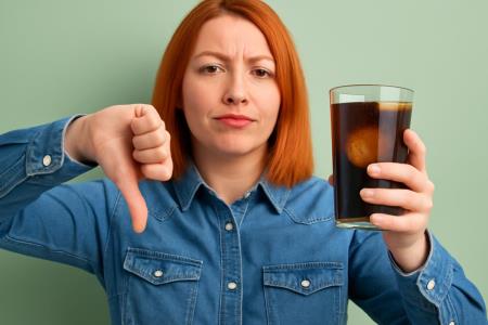 Süße Getränke und die Schilddrüse: Was mit Ihren Hormonen passiert, wenn Sie täglich zur Limonade greifen